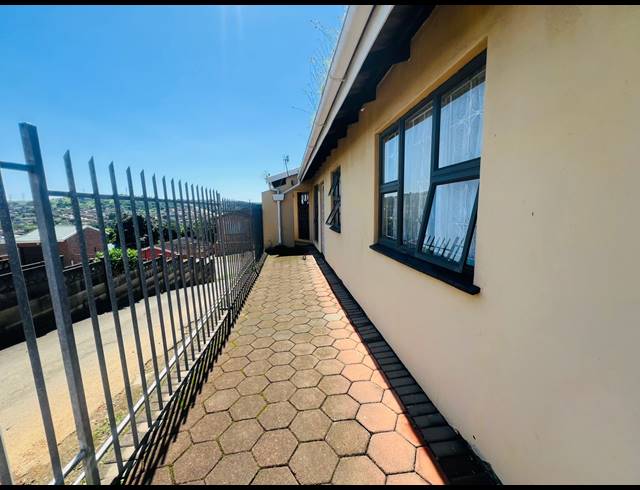 4 BEDROOM FREEHOLD FOR SALE IN NEWLANDS WEST